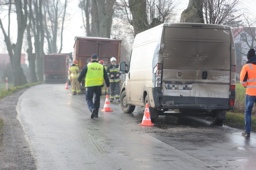 Zderzenie dwóch cieżarówek i busa w Małych Szczepankach [zdjęcia]