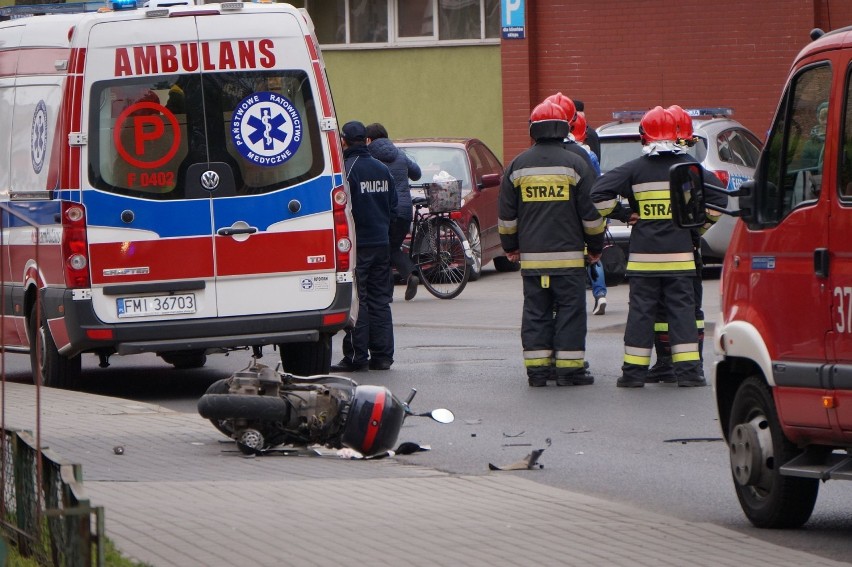 To cud, że kierowca skutera wyszedł bez większych obrażeń.