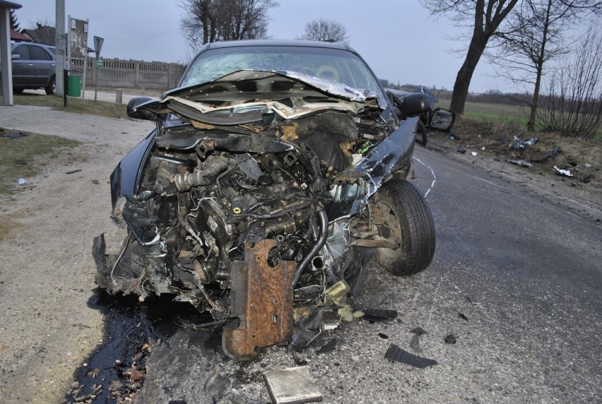 Wypadek w Białej w pow. pajęczańskim.  Chrysler voyager zderzył się z audi