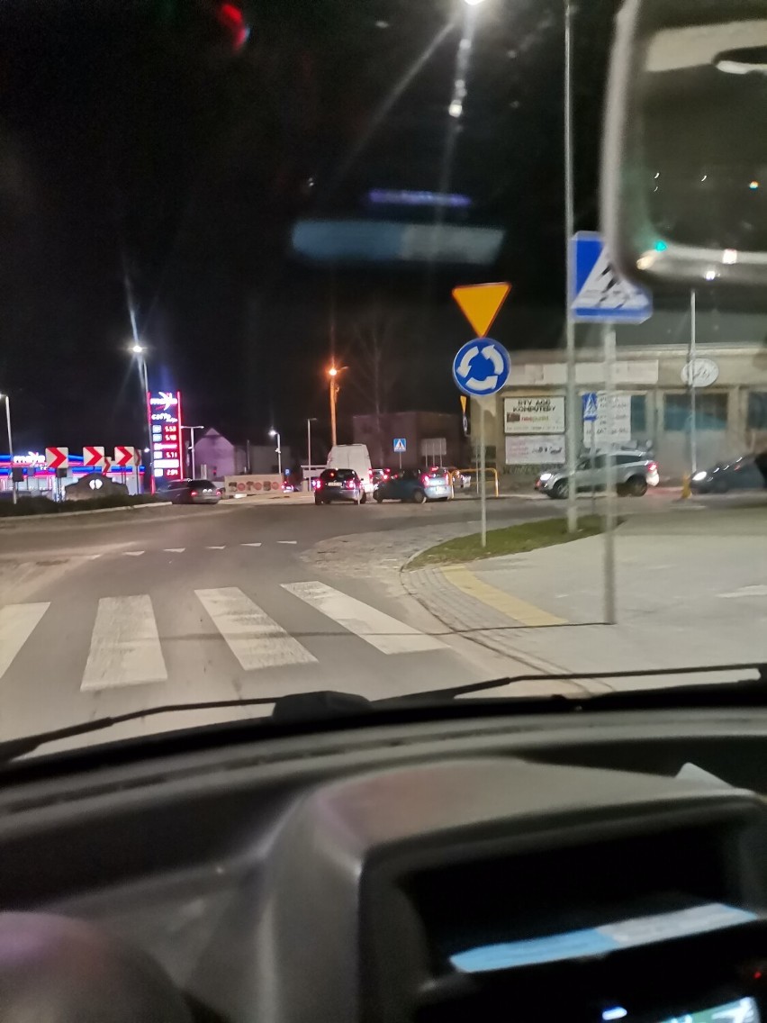 Kolejki na stacjach paliw w powiecie kwidzyńskim. Mieszkańcy tłumnie ruszyli, by zatankować swoje auta. Dlaczego? [ZDJĘCIA]