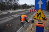 Będą kładli asfalt na ul. Sienkiewicza w Skierniewicach