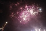 Sylwester 2017 w Łodzi. Kilka tysięcy osób obejrzało pokaz fajerwerków w Manufakturze [ZDJĘCIA]