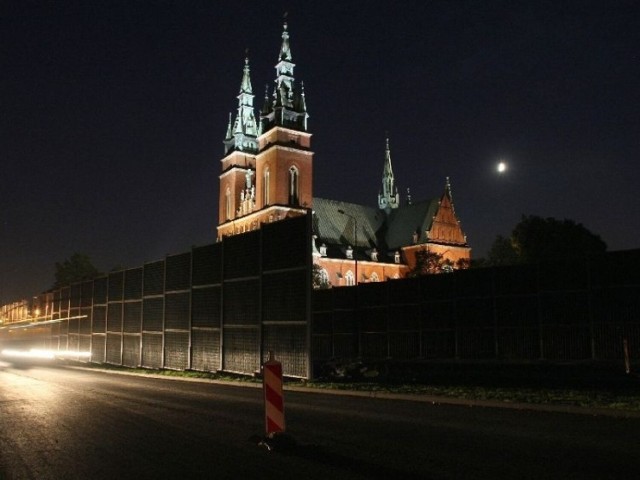 Podświetlony kościół Świętego Krzyża w Kielcach - taki obrazek może zniknąć z krajobrazu Kielc na jakiś czas, ponieważ miasto szukając oszczędności bierze pod uwagę ograniczenie iluminacji niektórych budynków.