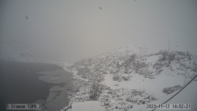 Fatalne warunki w Tatrach. Jest gęsta mgła, mocno ograniczona widoczność, a do tego pada śnieg