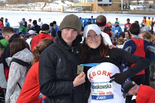 Dominika Nowakowska z mężem Karolem, który jest zarazem jej trenerem, po biegu w Poznaniu