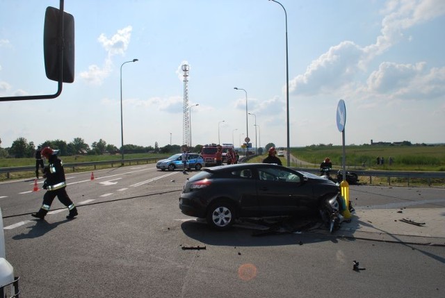 Dnia 09 czerwca 2013 r. o godz. 16:20 do Powiatowego Stanowiska Kierowania wpłynęło zgłoszenie o wypadku w Gardnie. Po przybyciu na miejsce zdarzenia zastępów z JRG Gryfino stwierdzono, że na zjeździe z drogi S3 koło miejscowości Gardno doszło  do zderzenia samochodu osobowego marki Renault Megane z motocyklem marki Yamaha.

Z OSTATNIEJ CHWILI:

Śmiertelny wypadek w Szczecinie na ul. Przestrzennej

Koszalin: Śmiertelny wypadek na DK 6. Zderzyły się trzy pojazdy

Wypadek na trasie Zamęcin - Lubiana. Motocyklista w szpitalu [ZDJĘCIA]

Gradno: Śmiertelny wypadek na S3 - ZDJĘCIA - 09.06