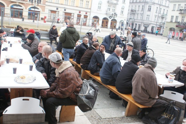 Śniadanie wielkanocne na Głównym Rynku w Kaliszu