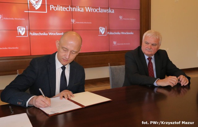 Politechnika Wrocławska i  III LO im. Mikołaja Kopernika podpisały umowę o współpracy