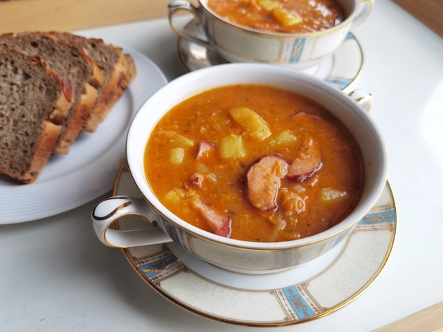 Pyszna, pożywna i rozgrzewająca zupa z soczewicy. Zobacz, jak ją przygotować. Kliknij w galerię i przesuwaj zdjęcia strzałkami lub gestem.