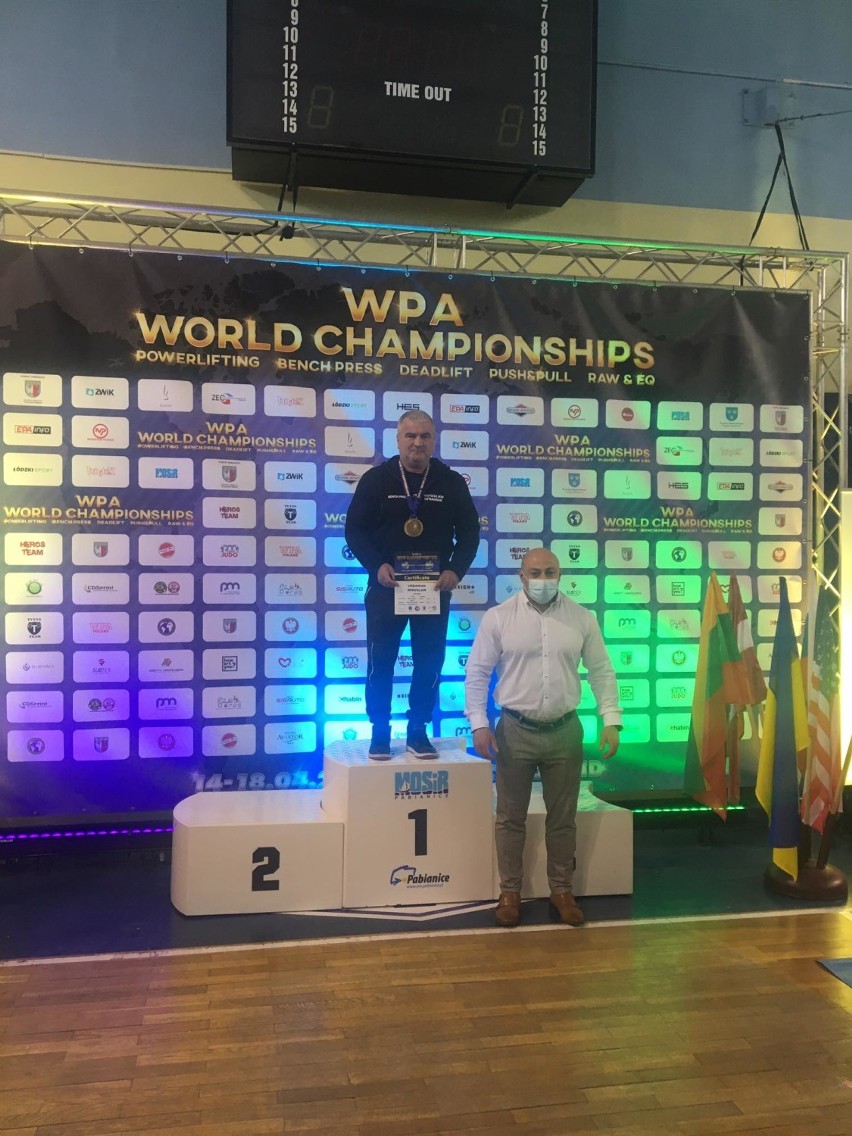 Mirosław Urbaniak z wynikiem 157,5 kg wygrał kategorię Masters 60-64 lata do 90 kg