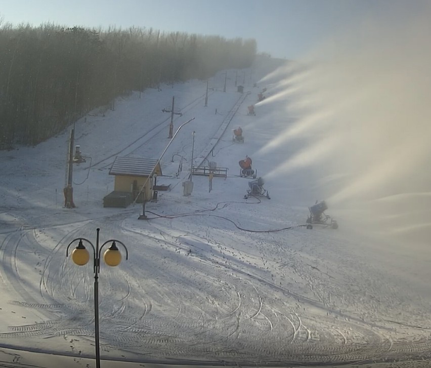 Góra Kamieńsk niedaleko Bełchatowa otwiera stok dla narciarzy!  Kiedy będzie można poszaleć na nartach? CENNIK, AKTUALIZACJA