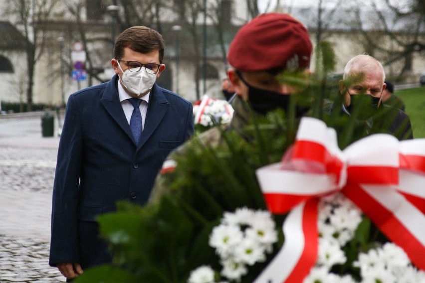 Kraków. Uroczystości z okazji Dnia Pamięci Ofiar Zbrodni Katyńskiej. Pod Krzyżem Katyńskim złożono kwiaty [ZDJĘCIA]