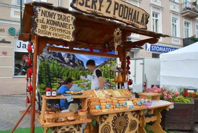 Od poniedziałku na ulicy Sienkiewicza trwa już Jarmark Kielecki, a w weekend całe całe centrum miasta będzie tętnić życiem. Na stoiskach i straganach jest ogromny wybór różnych przekąsek. Które są najsmaczniejsze? Do wielu stoisk ustawiają się długie kolejki.

NAJLEPSZE PRZYSMAKI NA ŚWIĘCIE KIEC. ZOBACZ WIĘCEJ NA KOLEJNYCH SLAJDACH

Na kielczan i gości przyjezdnych na ulicy Sienkiewicza czeka mnóstwo dań. Ich zapachy unoszą się przez całą ulicę. Czego warto spróbować? 

Przypomnijmy, że Święta Kielc rozpoczęło się w piątek, 21 czerwca. 

Dziś jeszcze Dom Kultury „Zameczek” zaprasza na Zameczkową Noc Kabaretową. Na Rynku w Kielcach wystąpią: Katarzyna Pakosińska, Grzegorz Dolniak i Kabaret „Czwarta Fala” z Kielc. Początek o godzinie 21.

Tradycyjnie podczas Święta Kielc w piątek odbywać się będzie „Biała Noc”, podczas której do swoich placówek zapraszają przeróżne instytucje. Muzea, biblioteki i inne placówki 


ZOBACZ TAKŻE: Quiz o Magdzie Gessler. Odpowiadają jej dzieci! 



Źródło: Telemagazyn.pl