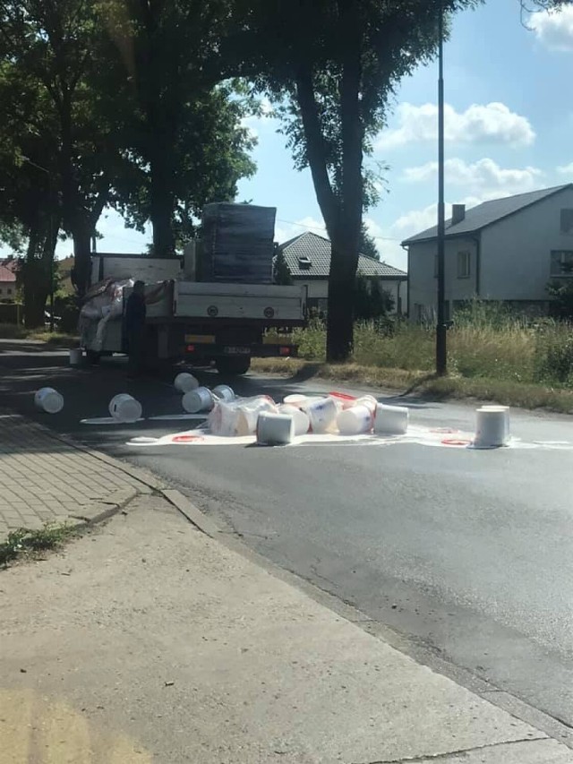 Ulica Skępska jest nieprzejezdna. Z auta wypadły puszki z farbą.