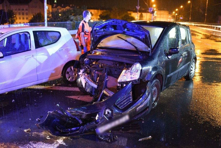 Przemyśl. Zderzenie suzuki z renault w strugach deszczu. Na szczęście nikt nie został ranny [ZDJĘCIA]