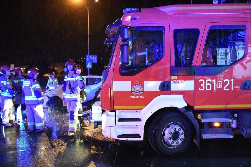 Przemyśl. Zderzenie suzuki z renault w strugach deszczu. Na szczęście nikt nie został ranny [ZDJĘCIA]