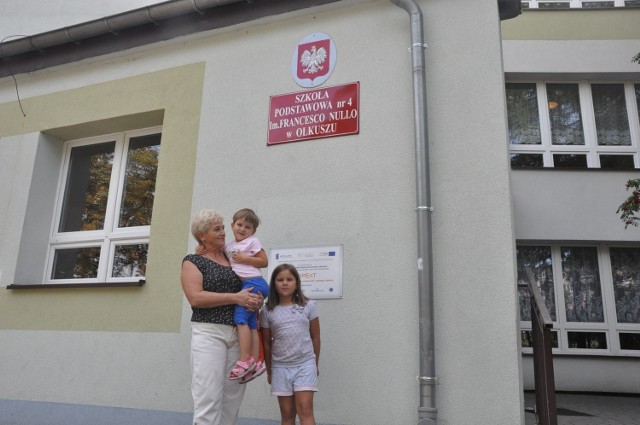 Bronisława Bryzik z wnuczkami: Kają i Marylą Bugaj przed odnowioną Szkołą Podstawową nr 4 w Olkuszu