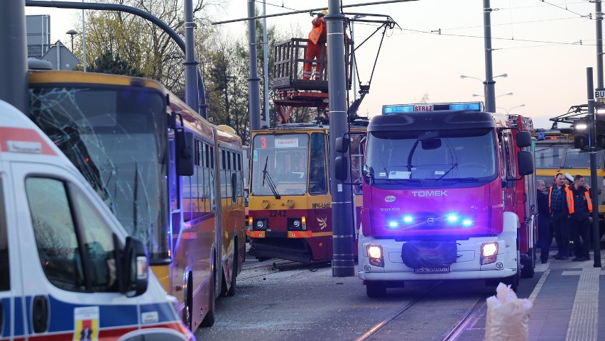 Wypadek na Łagiewnickiej w Łodzi : autobus zderzył się z...