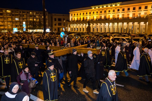 Centralna Droga Krzyżowa w Warszawie. Wierni w Wielki Piątek przejdą ulicami stolicy