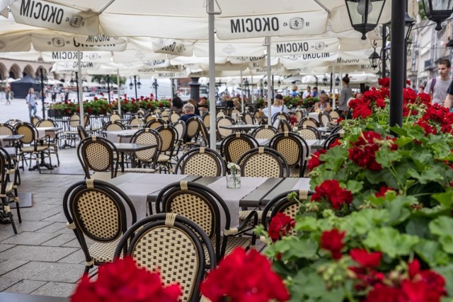 Puste kawiarnie i ogródki restauracji na Rynku Głównym