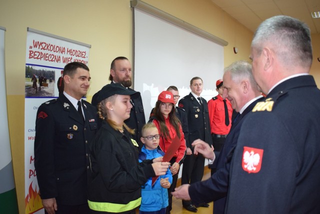 W Karsinie wręczono promesy dla 47 najaktywniejszych młodzieżowych drużyn pożarniczych z trzech powiatów: kościerskiego, kartuskiego oraz starogardzkiego.