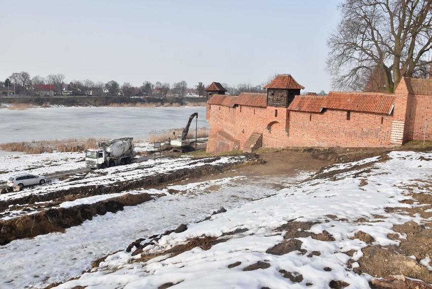 Malbork. Na bulwarze trwają prace, a rozpoczął się też remont miejskiego kąpieliska