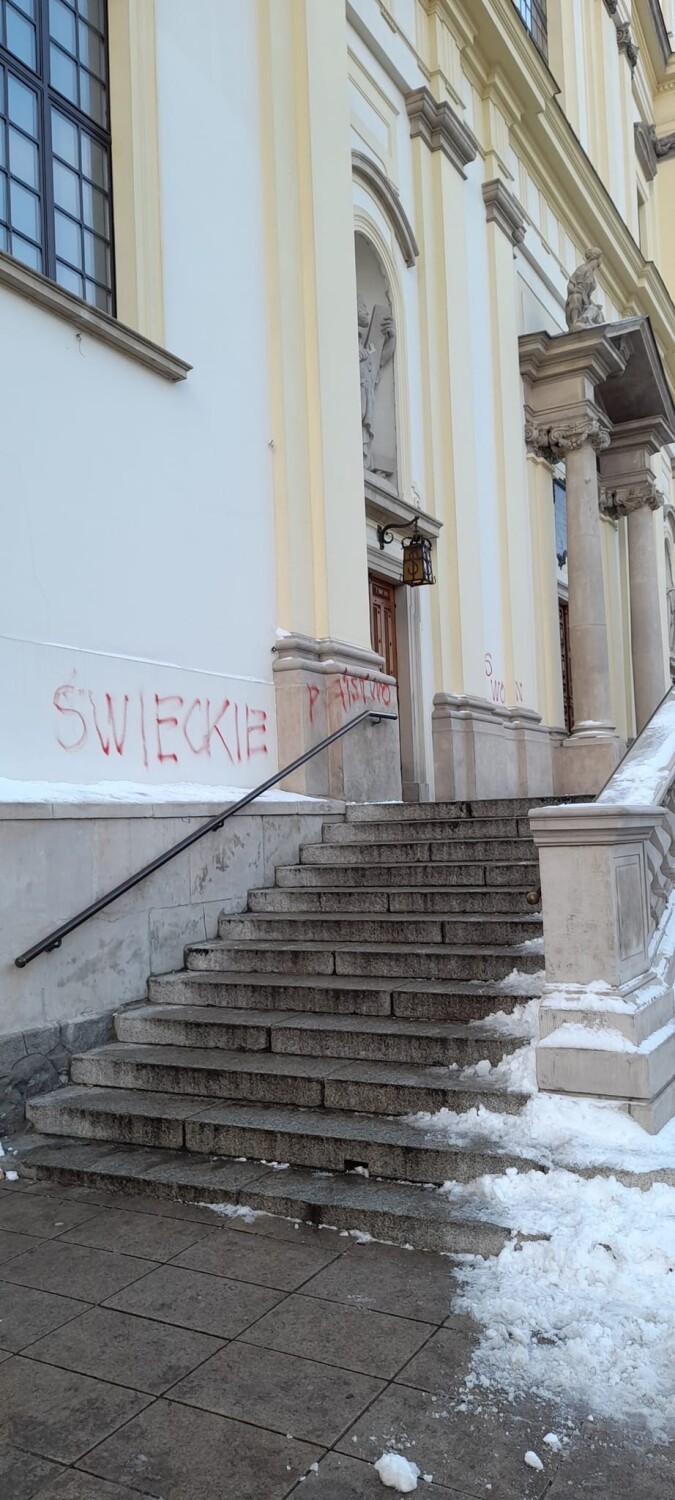 Elewacja zabytkowego kościoła w Warszawie zniszczona. Na budynku namalowano hasła "tu będzie techno" i "PiS won"