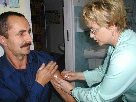 &amp;#8211; Przeciwko grypie szczepię się pierwszy raz &amp;#8211; przyznał pan Marek. &amp;#8211; W ten sposób wzmacnia pan swój organizm &amp;#8211; dodała Barbara Litwin-Mielczarek, pielęgniarka.