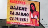 Gdańsk, Malbork. Kobieta w bikini na telebimie ma przysporzyć klientów hurtowni elektrycznej