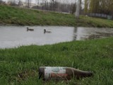 Teren wokół skrzyżowania rzek w Wągrowcu znów zanieczyszczony, w rzece pływają śmieci. Czy miasto planuje coś z tym zrobić?