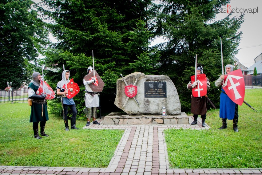 Rycerze i burmistrz złożyli kwiaty pod monumentem