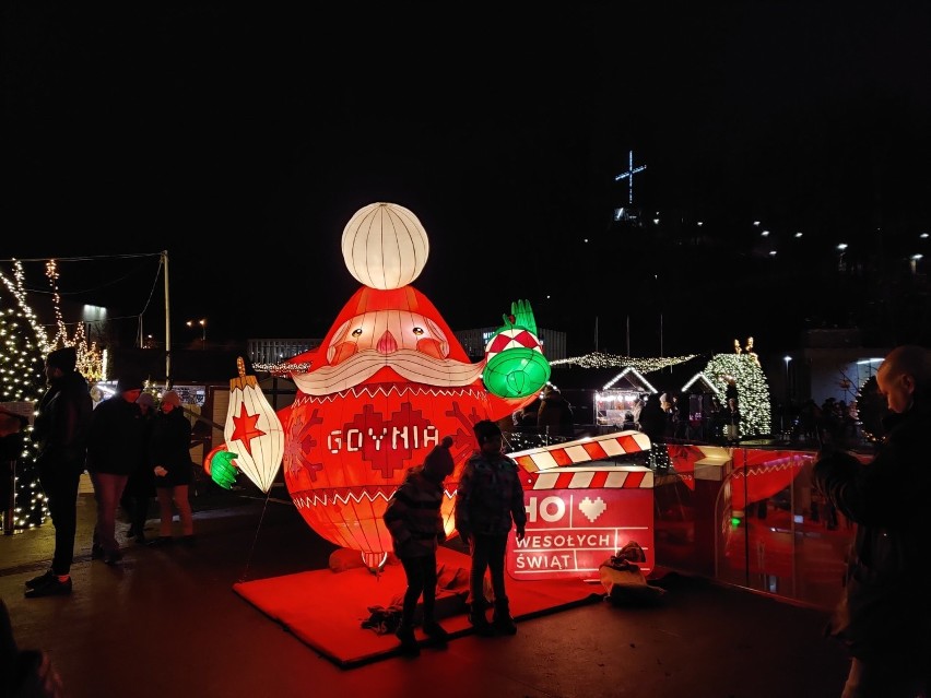 Gdynia zanurzyła się w świątecznym klimacie. Bożonarodzeniowe iluminacje wyglądają przepięknie! Zobacz, co można kupić w Gdyni na jarmarku