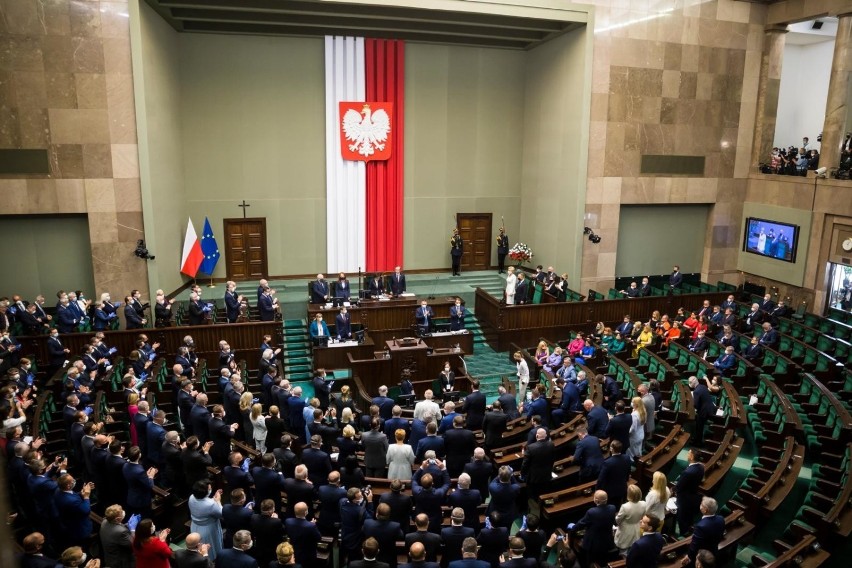 Ile zarabia poseł i senator, a ile pieniędzy dostaje...