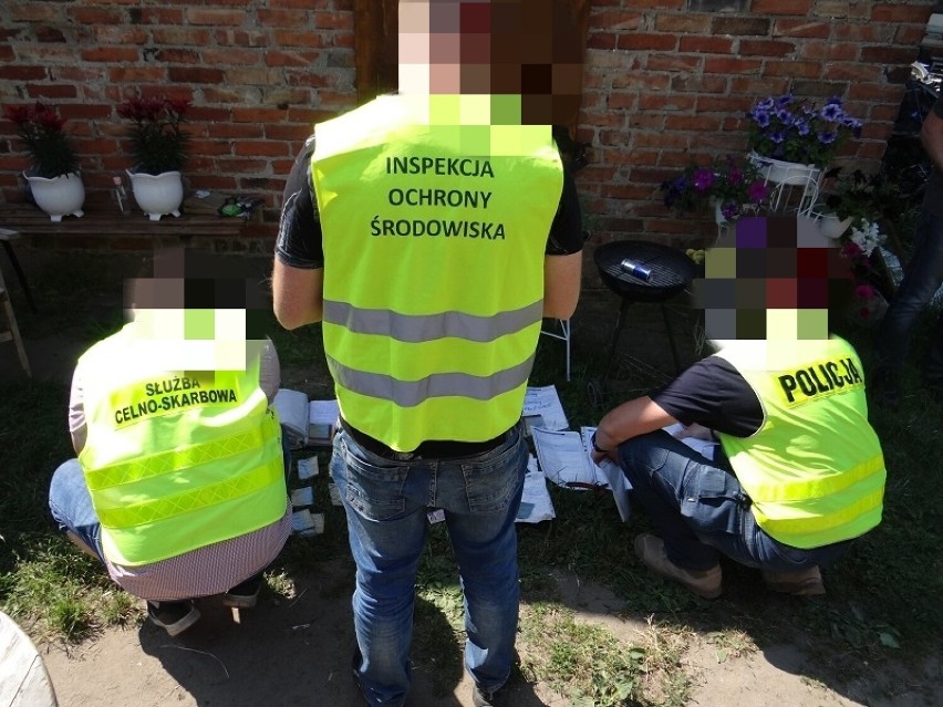 Nowa Wieś Lęborska. Nalot służb na miejsce nielegalnego demontażu aut. Do tego narkotyki