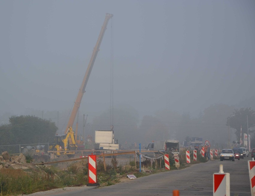 Na "międzytorzu" trwa budowa tunelu pod torami linii...