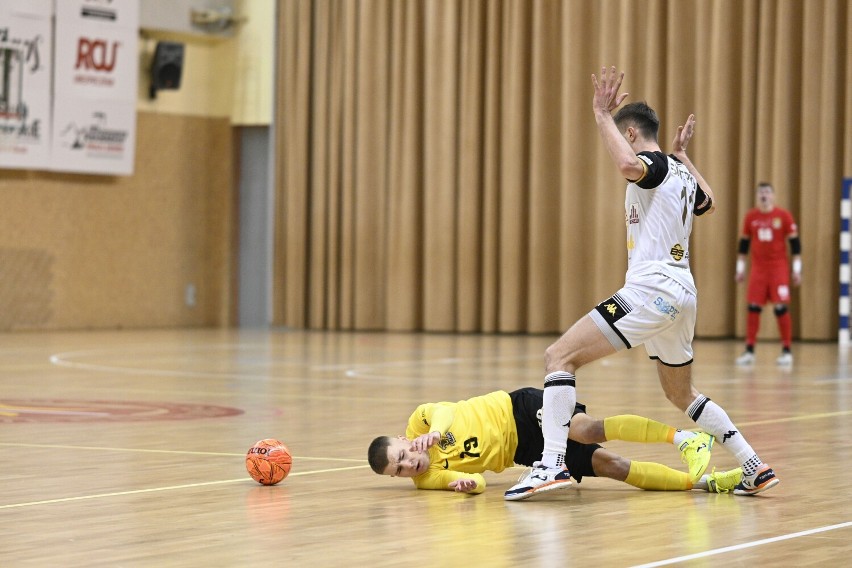 Piłkarze Futsal Świecie (żółte koszulki) przegrali w...