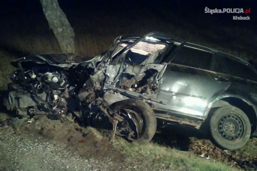 Wypadek w Miedźnie, 20-letni kierowca mazdy uderzył w drzewo [FOTO]