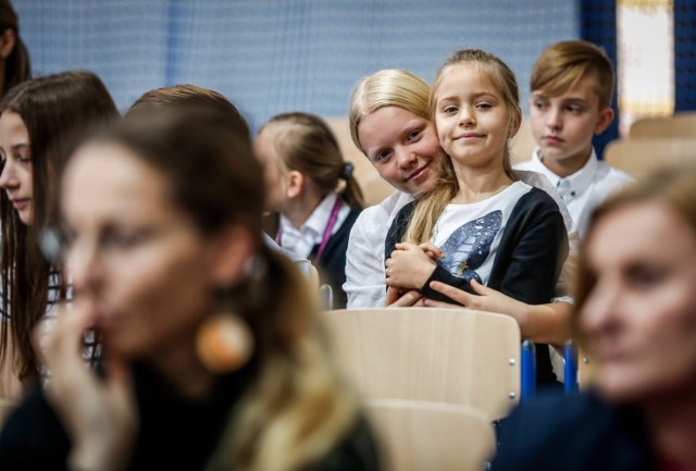 Jak to możliwe, że jedna szkoła pracuje, a inna nie?  Otóż dyrektorzy szkół mają możliwość dysponowania określoną liczbą dodatkowych dni wolnych od zajęć dydaktycznych.