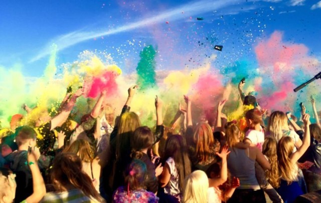 Holi Festival Poland to polska edycja jednego z najradośniejszych wakacyjnych wydarzeń, o jakich można było usłyszeć w ostatnich sezonach.   Impreza przywędrowała do nas z Indii, gdzie jest uznawana za święto radości właśnie. W Polsce i Europie bardzo pozytywnie przyjęła się szczególnie wśród młodych ludzi, którym ogromną frajdę sprawia „malowanie” się nawzajem proszkami o wszystkich kolorach tęczy. Proszki są w pełni nieszkodliwe dla człowieka, zmywalne z ciała, włosów i ubrań. W ich skład wchodzą barwniki spożywcze, talk i mąka.