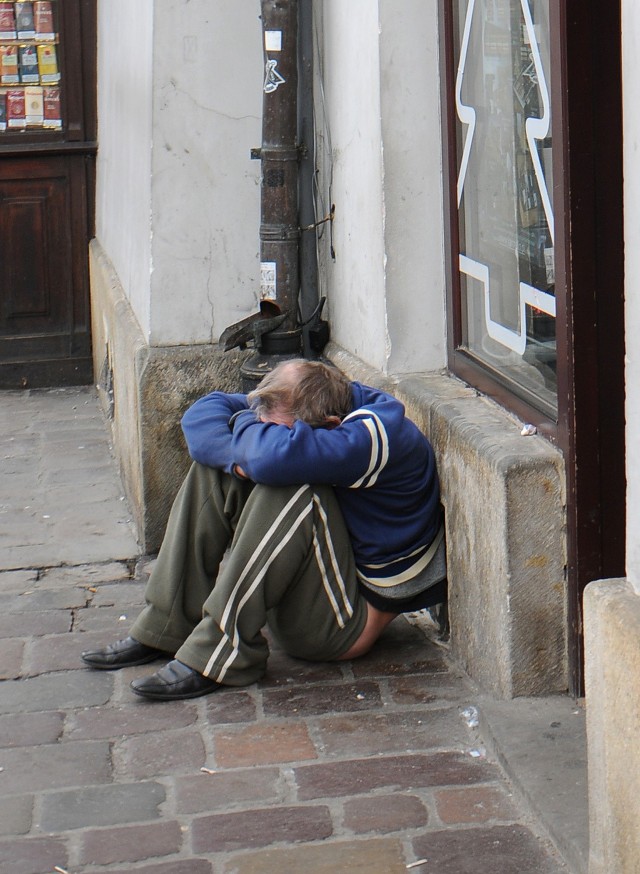 Bezdomni sypiają w pustostanach, altankach, na klatkach schodowych, ale także w zsypach i śmietnikach