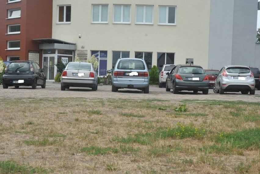 Parking przy ul. 17 Stycznia w Lesznie w fatalnym stanie. Jest szansa na jego poprawienie? [FOTO]