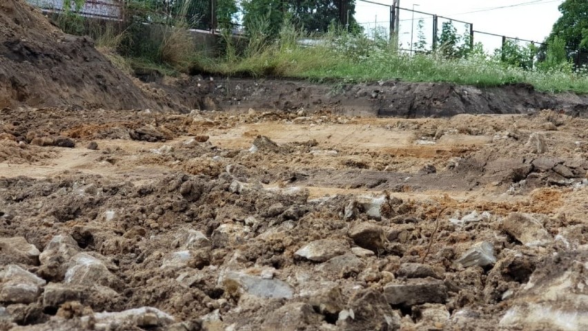 Na starym boisku w Strzelcach Opolskich znaleziono groby. Archeolodzy sprawdzają, kto jest tam pochowany