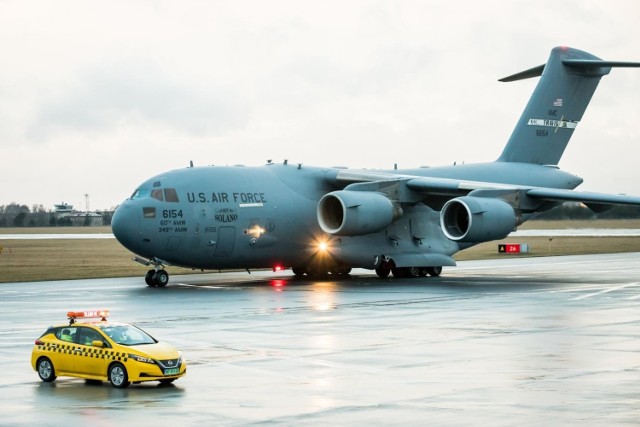 Na lotnisku w Bydgoszczy w czwartek (17.02) wylądował ciężki samolot transportowy Boeing C-17 Globemaster należący do US Air Force. Ostatnio samoloty te często widać na polskim niebie.