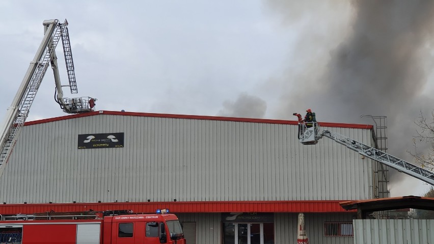 Pożar hali przy ul. Krakowiaków. 50 strażaków walczy z ogniem, kłęby dymu widać z daleka
