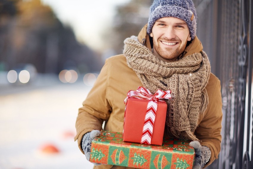 Jakie prezent kupić mężowi na Gwiazdkę? Wyjątkowe upominki świąteczne dla chłopaka, męża, brata i dziadka