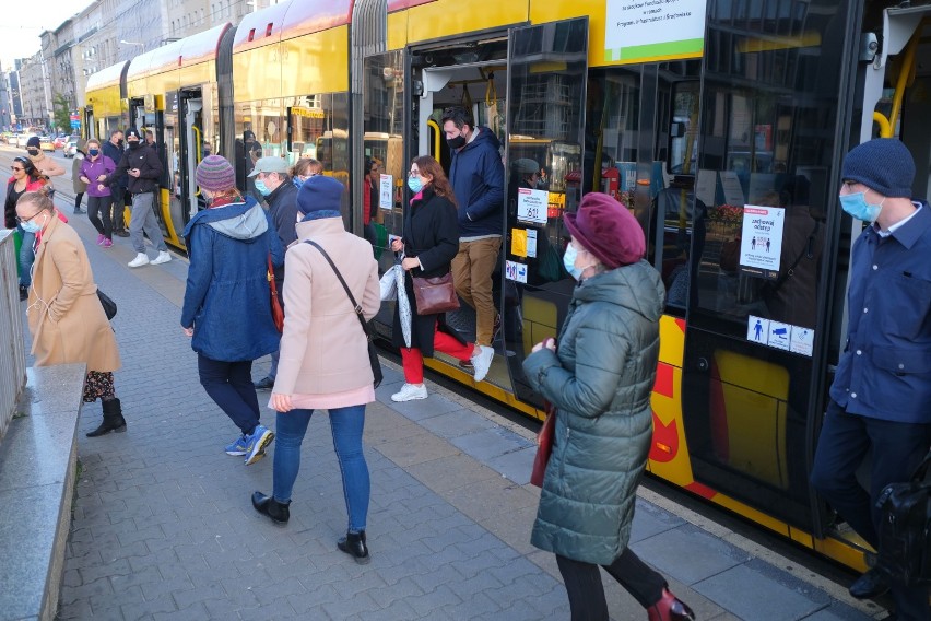 Ścisk w autobusach, tłok w metrze. Nowe ograniczenia dla komunikacji miejskiej są nierealne