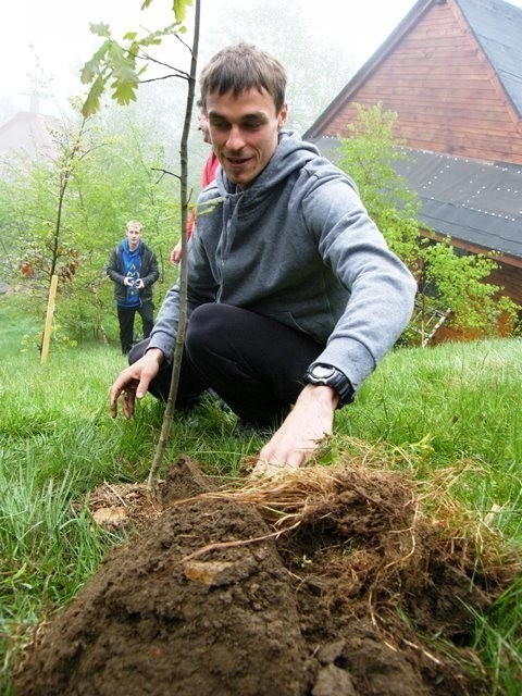 Piotr Żyła skoczył do Szczyrku zasadzić drzewko [ZDJĘCIA]