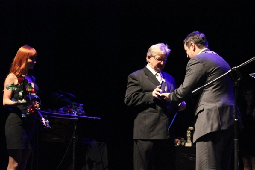 Prezydent Damian Bartyla honoruje medalem Jana Gawdzika,...