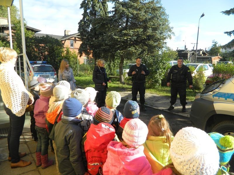 Uczniowie SP nr 8 w Wejherowie odwiedziły wejherowską komendę policji