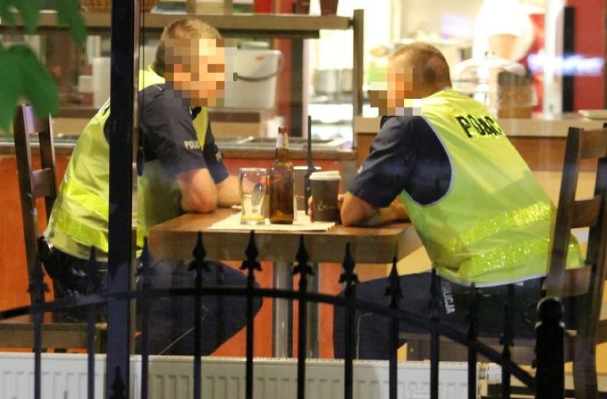 Można było odnieść wrażenie, że policjanci piją piwo na...